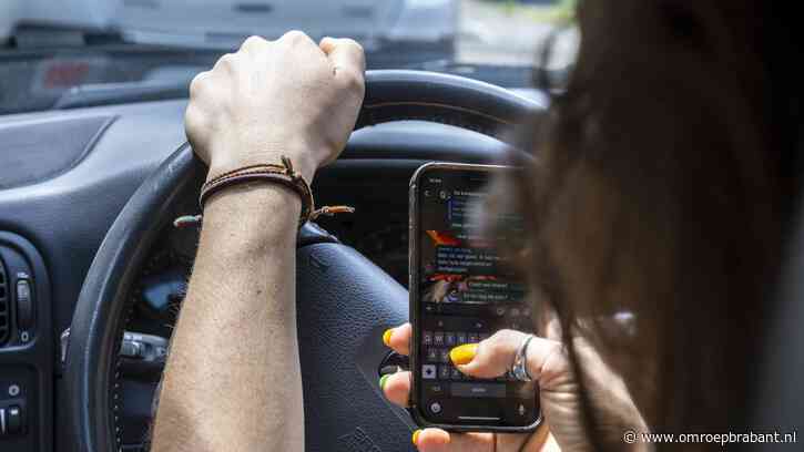 Man krijgt negentiende bekeuring voor rijden met mobiel in hand