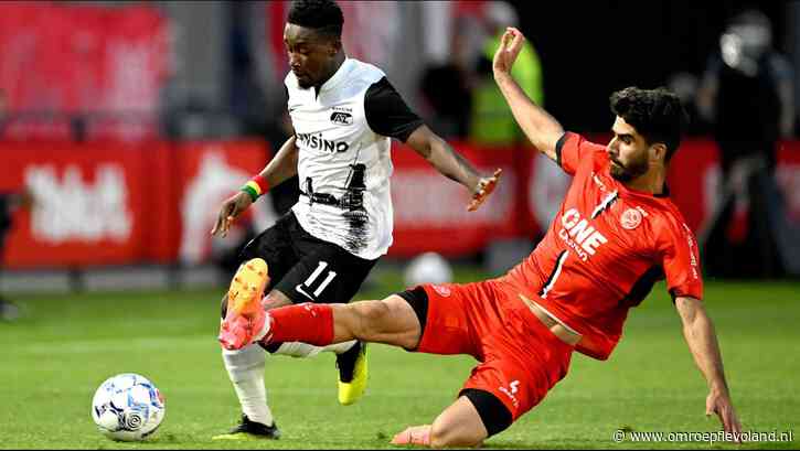 Almere - Almere City verliest van AZ in wedstrijd met drie rode kaarten