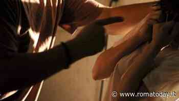 "E' caduta nella doccia", ma l'ha presa a calci e schiaffi. Arrestato compagno violento