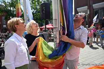 Regenbogenfahne weht für Akzeptanz und Respekt