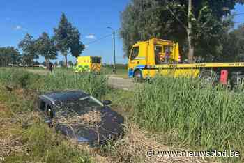 Auto verdwijnt in gracht naast Roerdompstraat