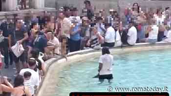 Si tuffa nella Fontana di Trevi per rubare le monetine