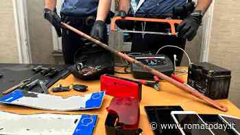 Fugge al posto di blocco guidando un'auto rubata. A bordo aveva arnesi da scasso e refurtiva