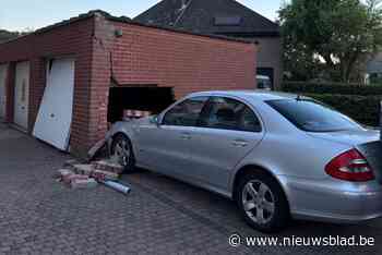 Chauffeur (67) vergist zich van pedaal en ramt garagebox