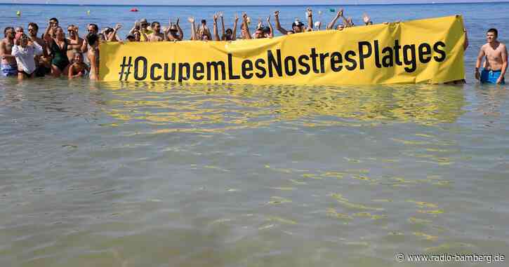 Gegner des Massentourismus demonstrieren am Ballermann