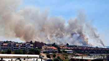 Incendio a Roma, fiamme alla Pisana lambiscono le case, aria irrespirabile. La nube nera si vede dall'aeroporto