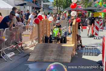 100 jonge deelnemers racen zich naar het podium tijdens de 10e Go-Cart Race