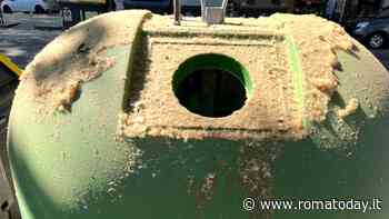 Cassonetti e automobili invasi da polveri e polline: è passato lo spazzamento meccanizzato