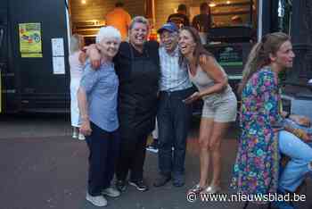 Chrisje bakt 20 jaar na brand nog een keer frieten voor goede doel: “De klanten zijn mij niet vergeten”