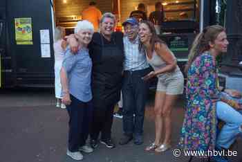 Chrisje bakt 20 jaar na brand nog een keer frieten voor goede doel: “De klanten zijn mij niet vergeten”