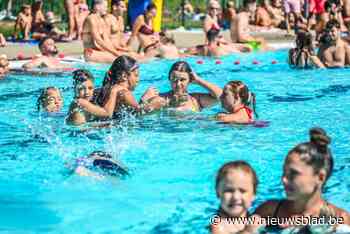Zomerweer lokt duizenden zwemmers naar Limburgse zwembaden: “Aangename drukte”