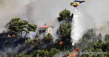 Verschillende grote bosbranden nabij Athene, rookwolken boven hoofdstad en de Akropolis