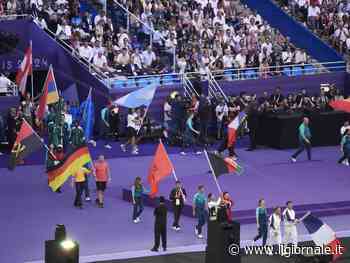 Parigi 2024, la cerimonia di chiusura dei giochi: entrano i portabandiera e poi gli atleti | diretta