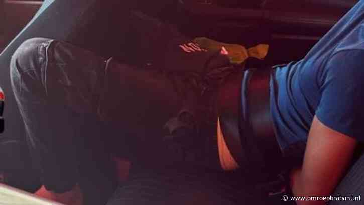 Winkelpersoneel heeft dief door, rent achter hem aan en voorkomt diefstal