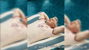 Schweinsteiger posiert im neuen Ausweichtrikot des FC Bayern