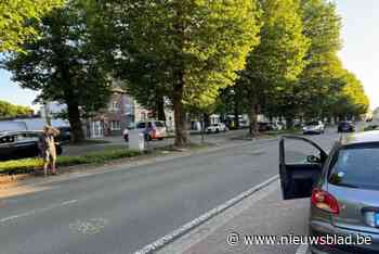 Wielertoerist ten val door openzwaaiend portier, man lichtgewond naar ziekenhuis