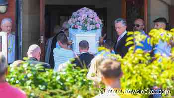 In beeld | Honderden mensen rouwen bij uitvaart van slachtoffer steekpartij VK