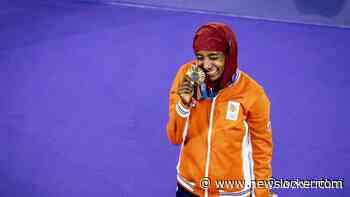 Hassan krijgt gouden medaille omgehangen in vol Stade de France