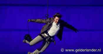 Tom Cruise duikt van top stadion naar beneden bij slot Spelen en Snoop Dogg steelt de show met pak