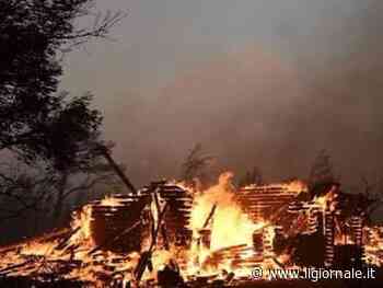 Maxi incendio ad Atene: migliaia di persone evacuate