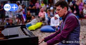 Hannover: Mr. Pianoman Thomas Krüger spielt auf Pianobombing-Klavier