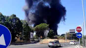 Camper in fiamme nel campo nomadi: vasto incendio minaccia le abitazioni