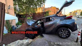 Incidente a Tor de' Schiavi: auto contro un'abitazione,  in fuga il conducente