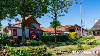 Man valt door metershoog dak van schuur en raakt gewond