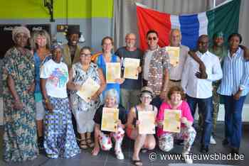 Gambiaanse ambassadeur benoemt leden van djembégroep tot cultuurambassadeur: “Lesgever Moses zuigt ons helemaal mee in de cultuur”