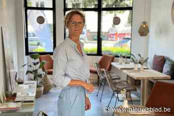 Petra (49) bouwde haar woonkamer om tot nieuwe koffiebar: “Locatie was niet evident, maar blijkt nu een pluspunt”
