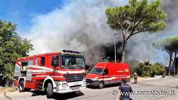 Camper in fiamme nel campo nomadi. Il sindaco firma l'ordinanza: "Interdetta tutta l'area"