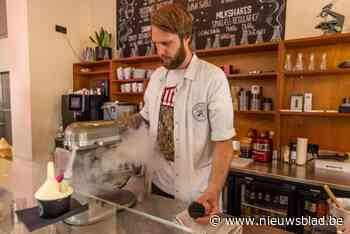 Elias (36) opent vegan ijssalon Brain2Freeze: “Ik maak mijn ijs met stikstof, voor de neus van de klanten”