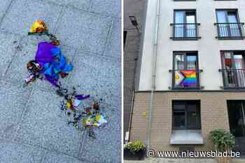 Onbekenden rukken regenboogvlag van balustrade en steken die in brand in Antwerpse studentenbuurt
