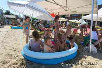Snel zandkasteel bouwen en dan het zwembad induiken op Niel Plage