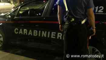 Litiga con i gestori del locale a causa del cane, poi li minaccia con un coltello