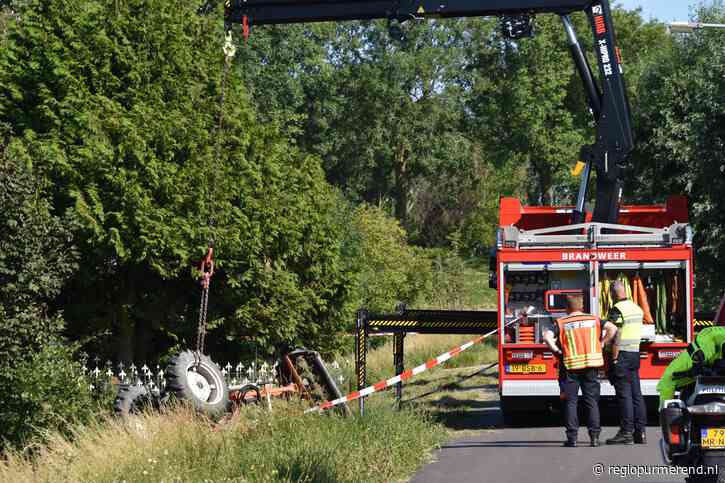 Ernstig ongeluk: tractor valt in sloot in Zuidoostbeemster