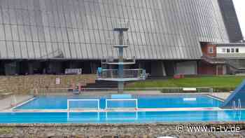 Erste-Hilfe-Maßnahmen erfolglos: Mann stirbt in Freibad nach Sprung vom Zehnmeterbrett