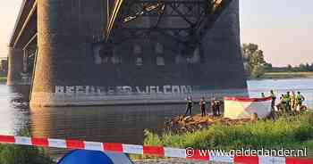 Weer massaal hulpdiensten naar Waal bij Nijmegen voor drenkeling, strand bij De Kaaij ontruimd