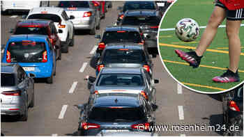 Kinder spielen Fußball nach Autobahn-Unfall – und Mutter filmt gefährliche Aktion