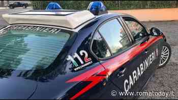 Picchia il padre ed estorce soldi alla mamma con minacce e maltrattamenti