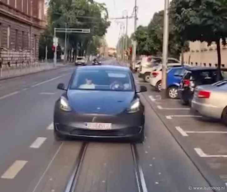 Video: Blonde dame zet Tesla stil op trambaan