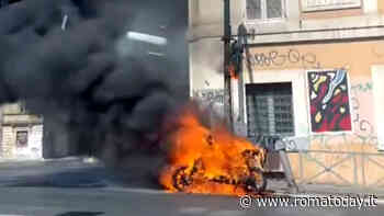 Incendio a Porta Portese: scooter in fiamme, danneggiato il semaforo