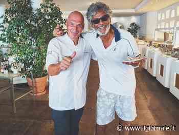 Fiorello in vacanza è irriconoscibile. La foto in Sardegna è virale sui social