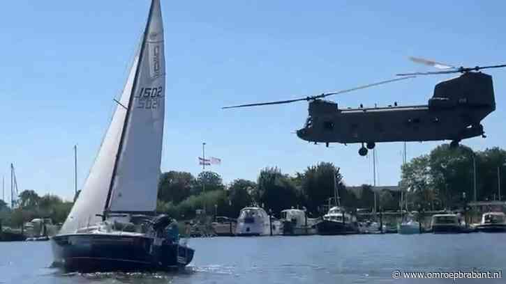 Speedboot racet op de Maas tegen laagvliegende Chinook, bekijk de beelden