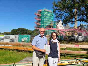 Bezoekers kunnen naam graveren op torenspits van het kasteel van de Rode Ridder: “Mensen halen herinneringen boven en steunen zo ook de restauratie”