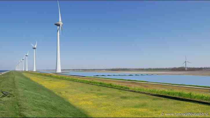 Noordoostpolder - Bouw van groot zonnepark begonnen langs dijk bij Creil