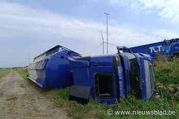 File door gekantelde vrachtwagen