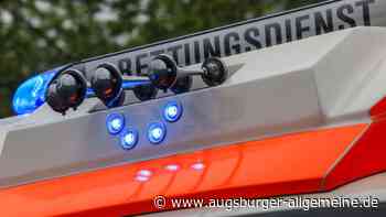 Verwirrte Frau geht auf Autofahrer los