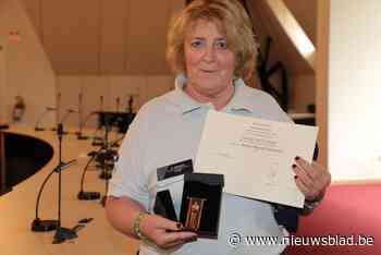 Politieagente Anne-Marie Geeraerts (63) ontvangt ereteken van Laureaat van de Arbeid voor jarenlange inzet bij politie Lier