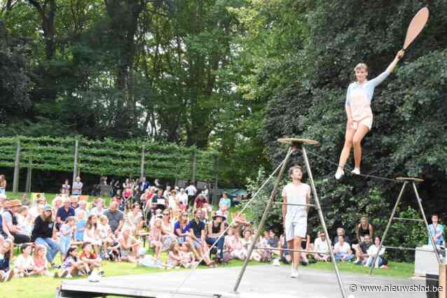 Van rolschaatsbattle tot zwevende deuren en sierlijke jongleurs: straatheaterfestival Strapazen verbaast opnieuw met uniek programma